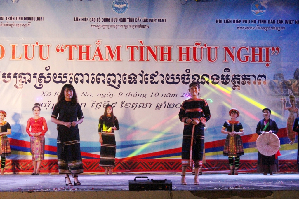 Phần trình diễn thời trang các trang phục dân tộc thu hút đông đảo khán giả theo dõi
