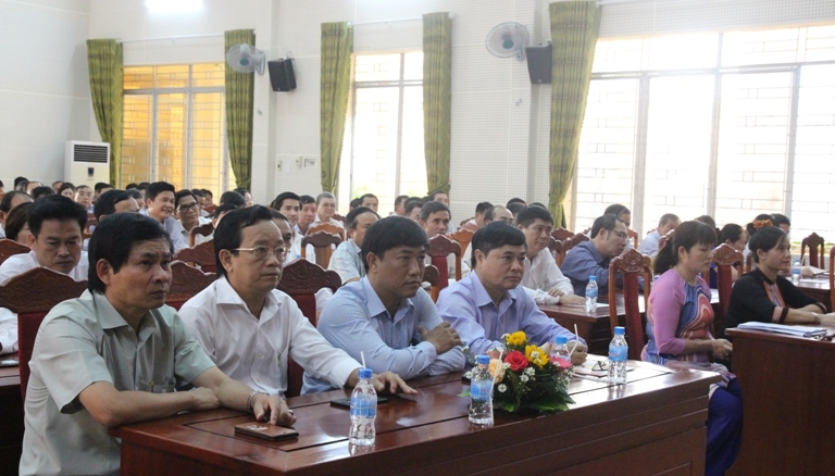 Các đại biểu tham dự buổi lễ.