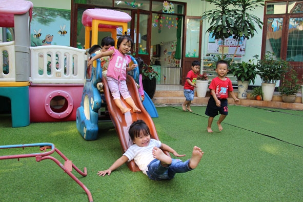 Giờ ra chơi của các em nhỏ Trường Mầm non 10-3.   