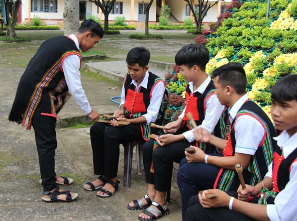 Thành viên đội Ching Kram tự truyền dạy cách đánh chiêng cho nhau. 
