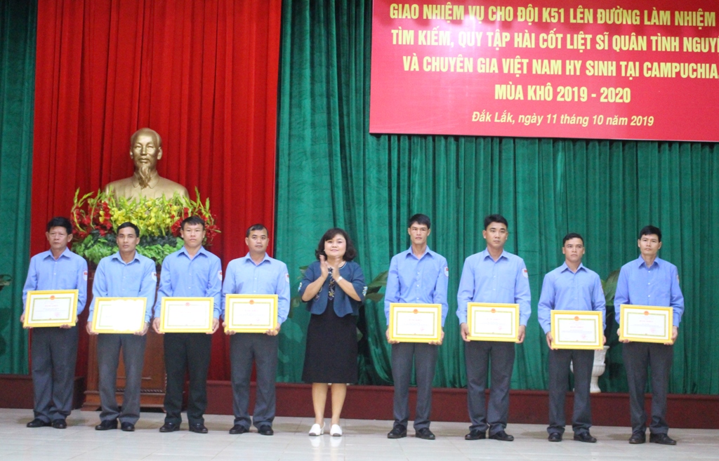 Đồng chí H'Yim Kđoh trao Bằng khen tặng các tập thể, cá nhân hoàn thành xuất sắc công tác tìm kiếm, quy tập hài cốt liệt sỹ năm 2019