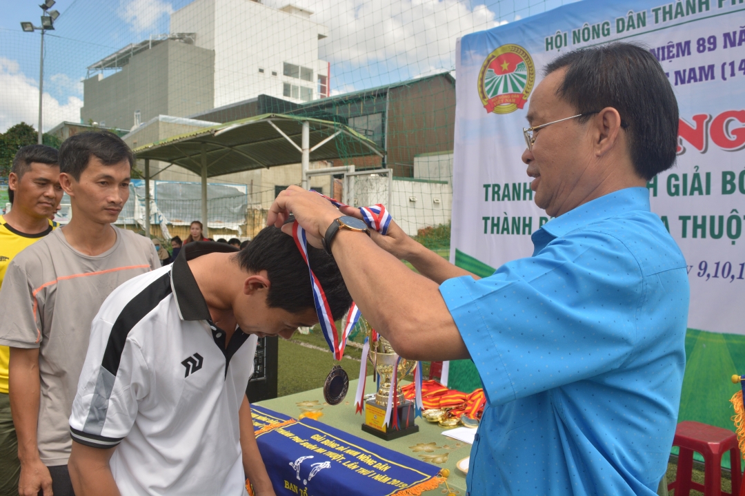 Ban tổ chức trao huy chương Bac