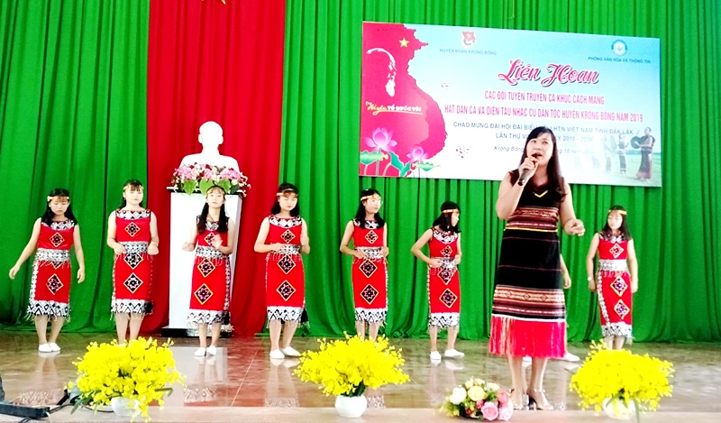 Tiết mục “Người lái đò trên sông Pôkô” do đơn vị xã Khuê Ngọc Điền biểu diễn.