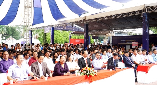 Các đại biểu tham dự Lễ khai mạc.