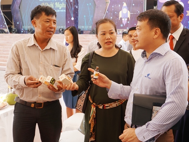 Các đại biểu tham quan các gian hàng trưng bày sản phẩm khởi nghiệp tại Ngày hội.