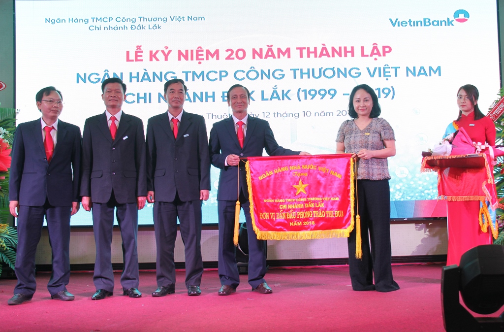 Đại diện VietinBank trao Cờ thi đua của Thống đốc Ngân hàng Nhà nước tặng VietinBank Đắk Lắk