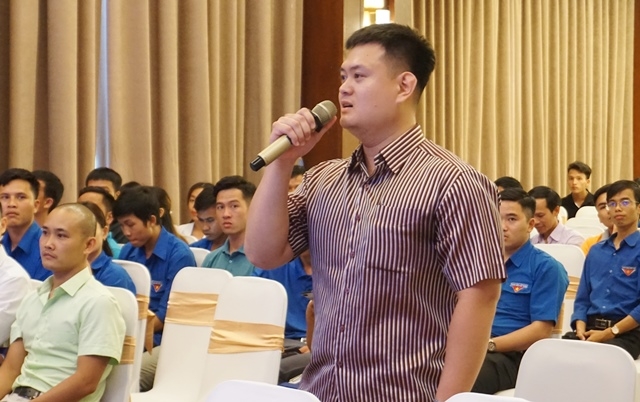 Các đại biểu đặt câu hỏi cho các chuyên gia tại Diễn đàn.