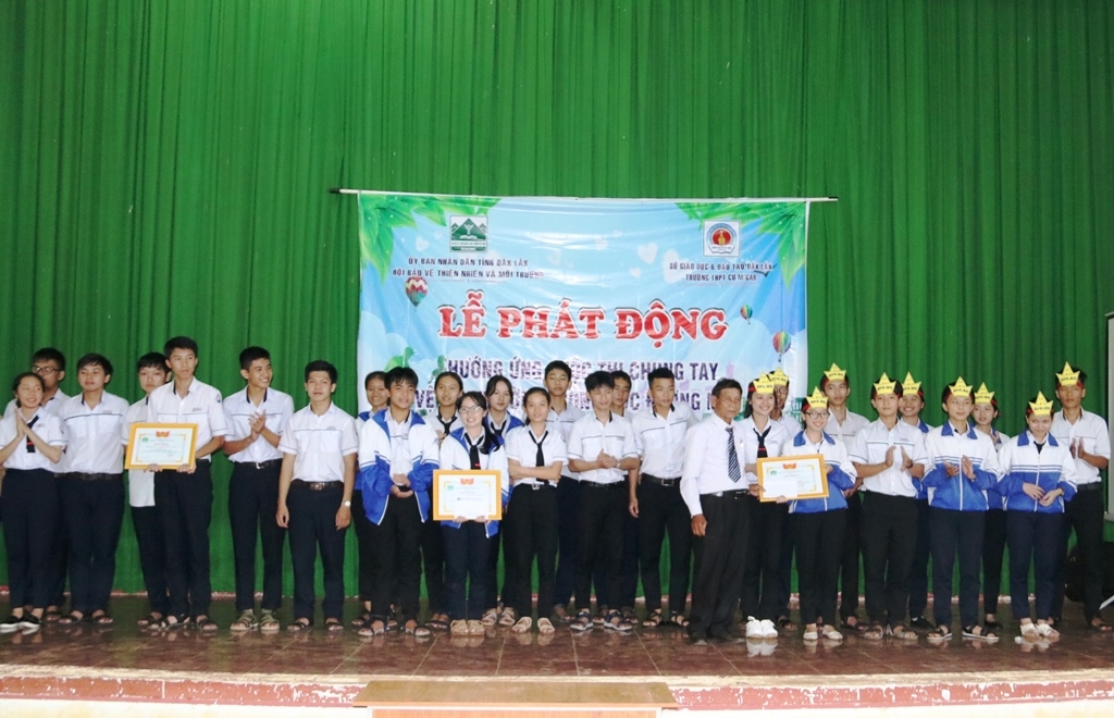 Trao giải tặng các đội đoạt giải Nhất, Nhì, Ba tại cuộc thi.