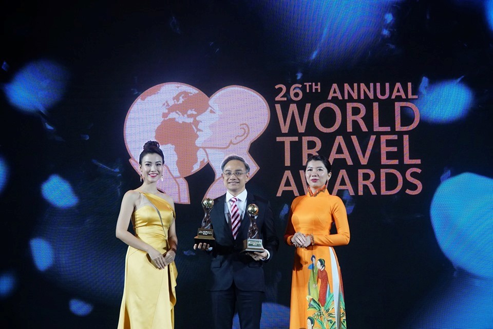 Ông Trần Đoàn Thế Duy - Phó tổng giám đốc thường trực Vietravel nhận 2 giải thưởng WTA 2019 .