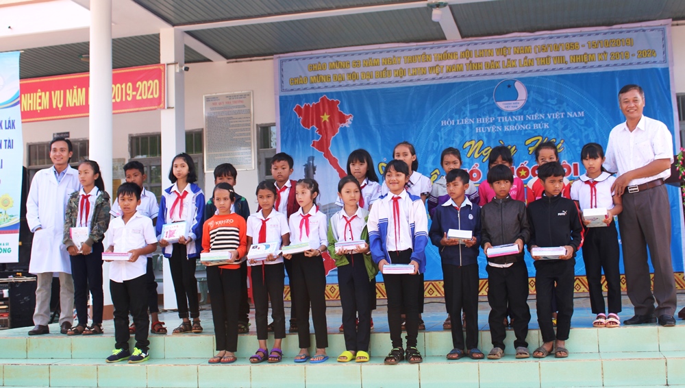 Tặng vở trắng cho các em học sinh vượt khó học tốt cuả Trường THCS Ngô Gia Tự