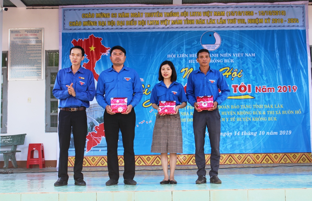  Chi đoàn Bảo tàng tỉnh Đắk Lắk trao ấn phẩm hình ảnh tư liệu của Bảo tàng tỉnh Đắk Lắk cho Đoàn xã Cư Pơng và các chi đoàn trường học trên địa bàn xã Cư Pơng