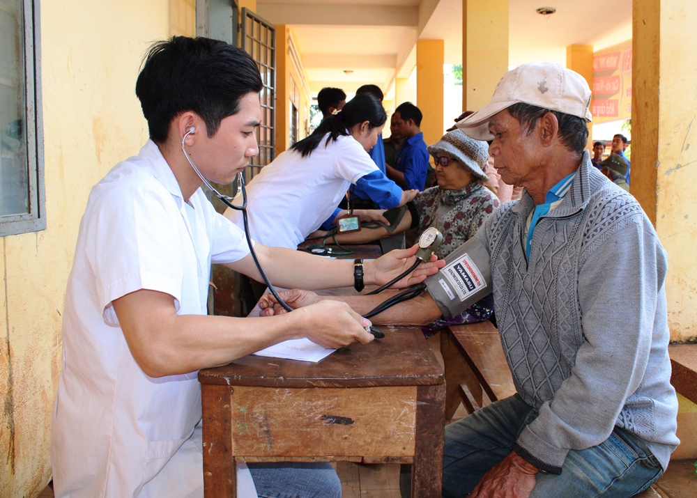 Khám bệnh cho các cụ già trên địa bàn xã Cư Pơng