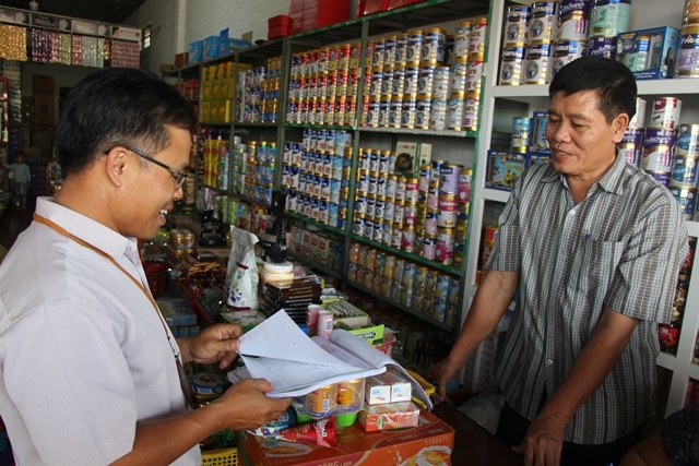 Cán bộ ngành Thuế kiểm tra hóa đơn, chứng từ tại trụ sở người nộp thuế ở huyện Ea H'leo