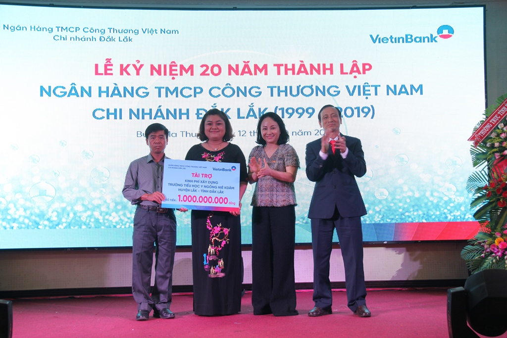 Phó CHủ tịch UBND tỉnh H'Yim Kđoh và đại diện VietinBank trao tượng trưng tiền hỗ trợ choTrường Tiểu học Y Ngông Niê Kdăm
