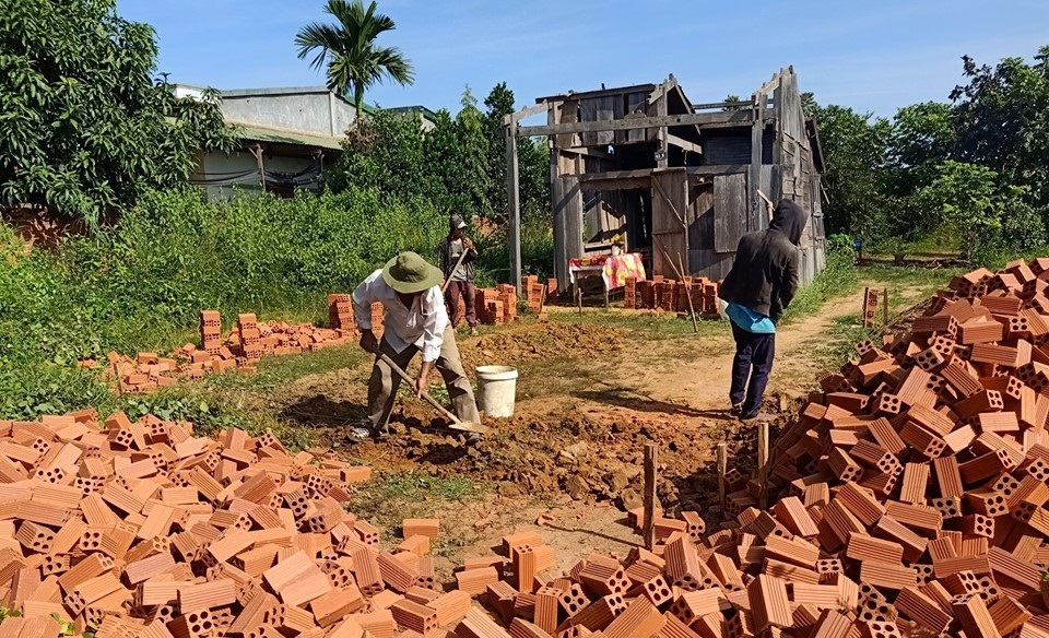 Người dân địa phương hỗ trợ ngày công xây dựng công trình nhà Nhân ái.