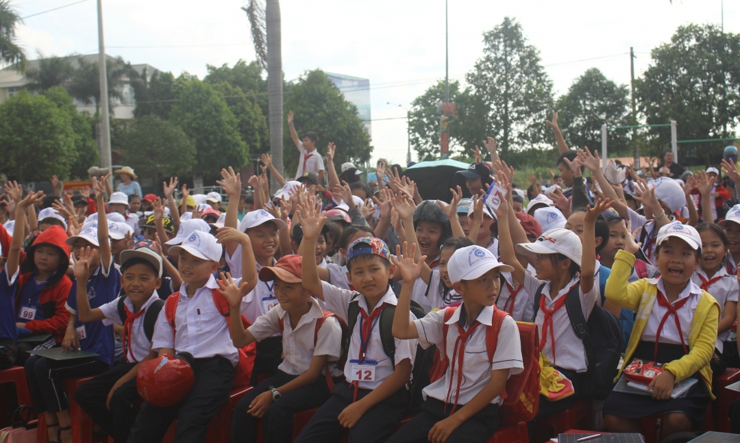 Các em học sinh hào hứng tham gia trò chơi- một hoạt động trong chường trình 