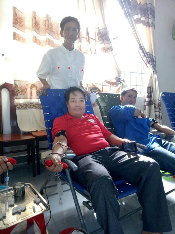 Ông Bùi Ngọc Sậy, Chủ tịch Hội Người cao tuổi xã Krông Á (đứng)  tích cực vận động thanh  niên hiến máu tình nguyện.  