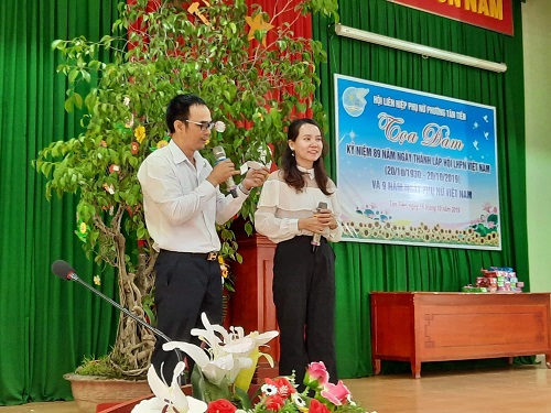 Hội viên tham gia hái hoa dân chủ