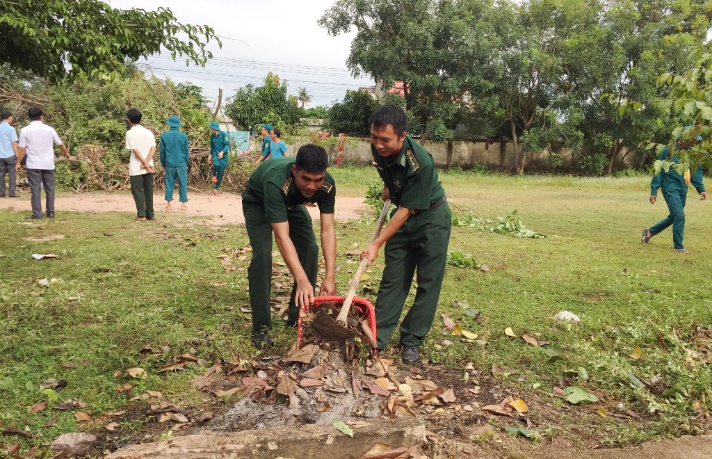 Các đơn vị tham gia dọn dẹp vệ sinh trên địa bàn xã Ea Bung