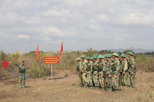 Đại đội Bộ binh 5 (Ban CHQS huyện Buôn Đôn) trong giờ huấn luyện.   