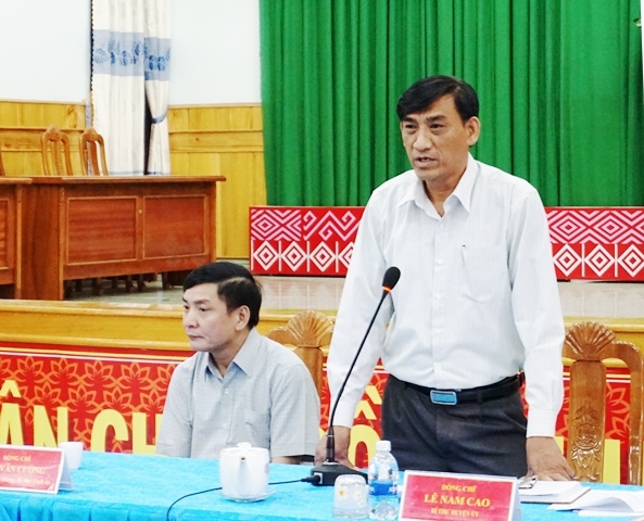 Bí thư Huyện ủy Krông Bông Lê Nam Cao phát biểu tại buổi làm việc. 