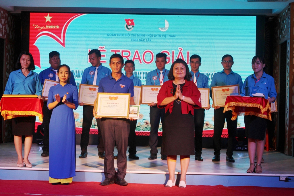 Phó Chủ tịch UBND tỉnh H'Yim Kđoh và Bí thư Tỉnh Đoàn H'Giang Niê trao Bằng khen tặng các cán bộ Hội tiêu biểu