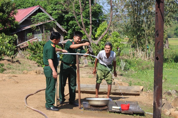 Cụm dân vận số 2 kéo nguồn nước sạch về tận nhà cho người dân buôn Blúk. 