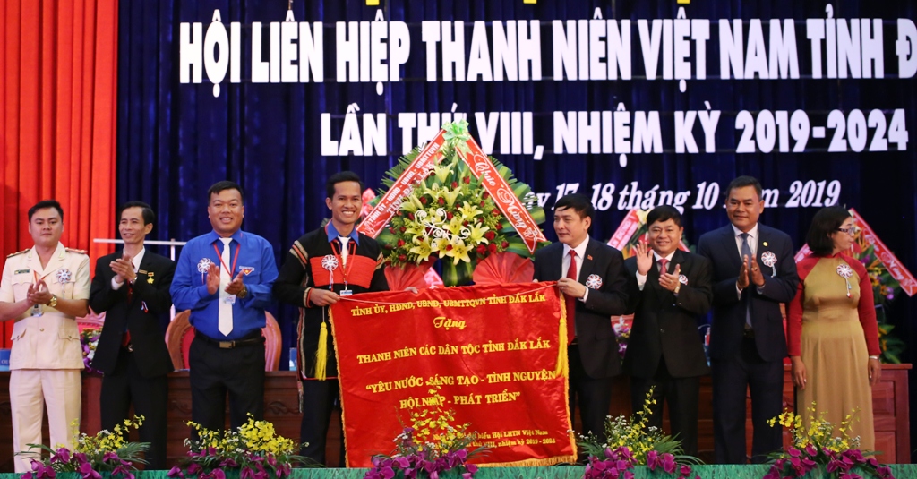 Đồng chí Phạm Minh Tấn - Phó Bí thư Thường trực Tỉnh ủy trao tặng bức trướng với nội dung: “Thanh niên các dân tộc tỉnh Đắk Lắk: Yêu nước, Sáng tạo, Tình nguyện, Hội nhập, Phát triển”