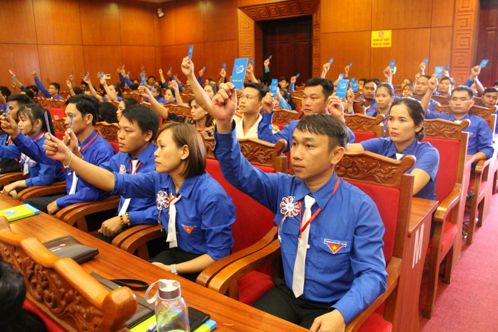 Các đại biểu tiến hành biểu quyết tại Đại hội