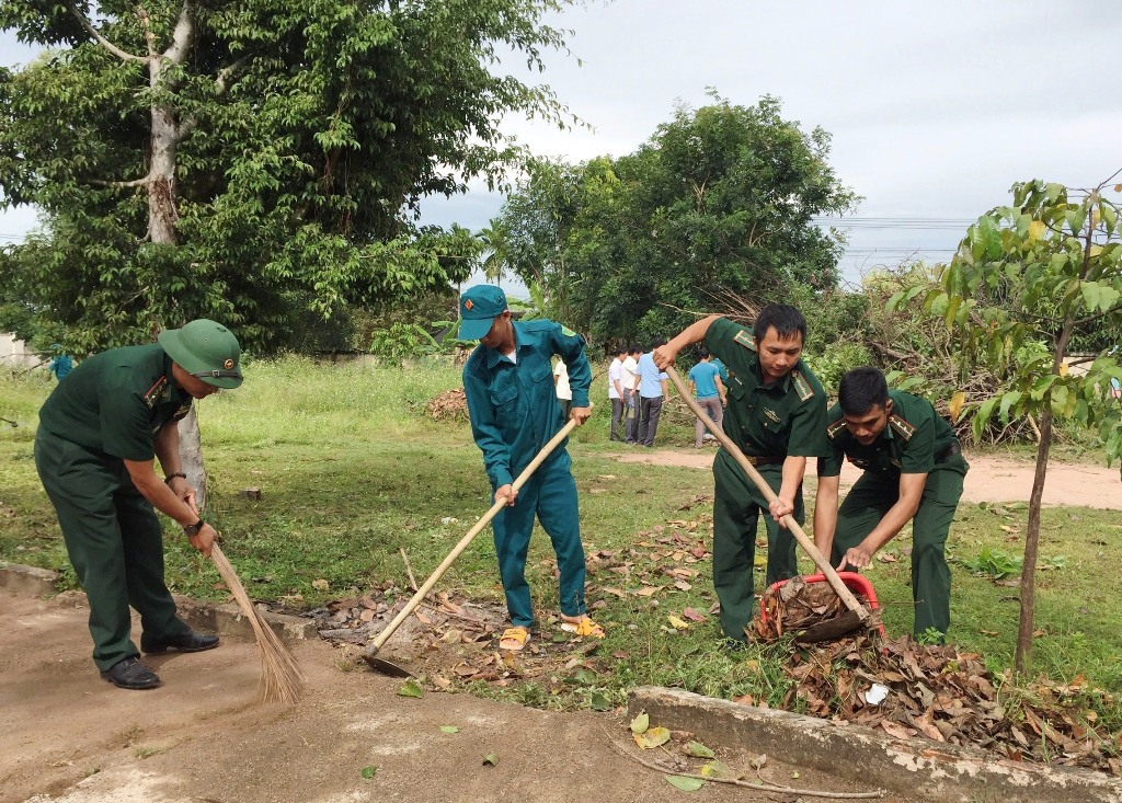 Dọn dẹp vệ sinh môi trường trên địa bàn xã Ea Bung