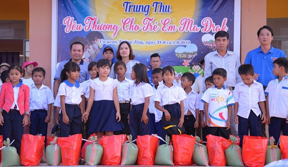 Đại diện Huyện Đoàn M'Đrắk và các tổ chức, đơn vị tặng quà trung thu cho các em thiếu nhi. 