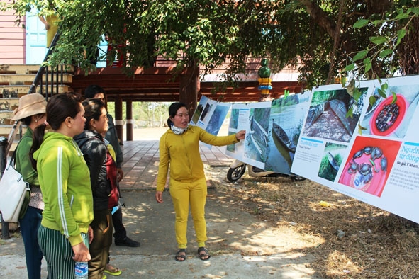 Cán bộ Hội LHPN xã Krông Na, huyện Buôn Đôn tuyên truyền bảo vệ môi trường.