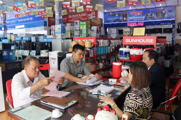 Cán bộ ngành Thuế kiểm tra hóa đơn, chứng từ của một doanh nghiệp trên địa bàn tỉnh. 