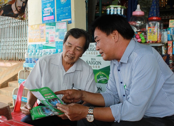 Cán bộ y tế tuyên truyền, hướng dẫn người dân thực hiện các biện pháp phòng chống bệnh SXH. 