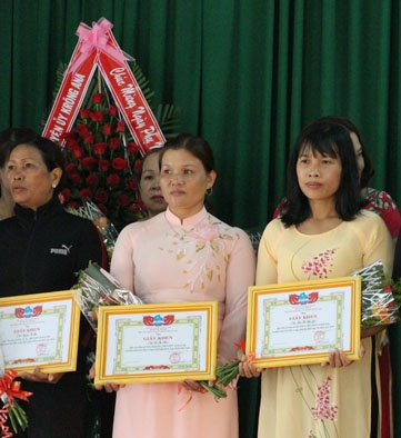 Chị Lò Thị Bương  (bìa phải)  nhận Giấy khen  của Hội LHPN  huyện Krông Ana  vì có nhiều đóng góp  trong công tác Hội.   