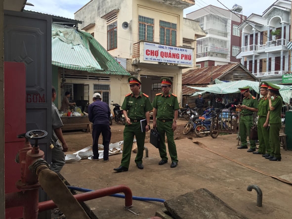 Cán bộ Phòng Cảnh sát PCCC tỉnh kiểm tra việc vận hành trạm bơm tại chợ thị trấn Quảng Phú.  
