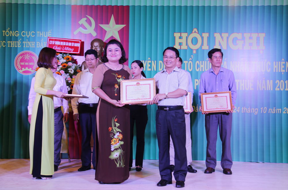Công ty Cổ phần Bia Sài Gòn - Miền Trung nhận bằng khen của Bộ Tài chính