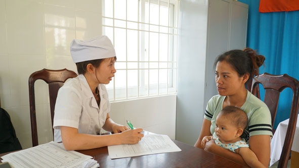 Cán bộ Trạm Y tế xã Buôn Triết (huyện Lắk) tư vấn về cách phòng tránh suy dinh dưỡng ở trẻ. 