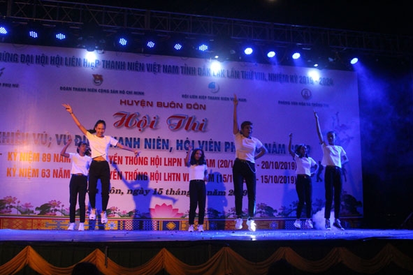 Hội viên phụ nữ xã Ea Nuôl (huyện Buôn Đôn) khỏe khoắn, tự tin ở tiết mục dân vũ. 