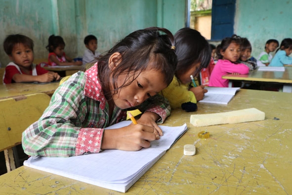 Học sinh Trường Tiểu học Đinh Núp (xã Ea Yiêng, huyện Krông Pắc) luyện chữ.