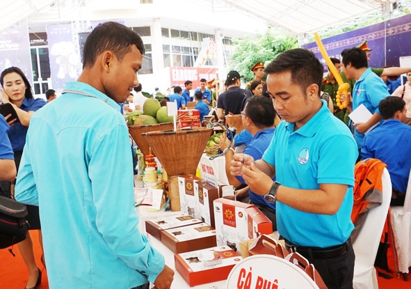 Gian hàng trưng bày sản phẩm khởi nghiệp của Huyện Đoàn Krông Năng tại Ngày hội khởi nghiệp tỉnh Đắk Lắk lần thứ I năm 2019.