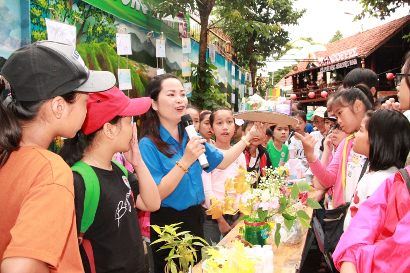 Các em thanh thiếu nhi phường Tự An tìm hiểu các sản phẩm tái chế từ rác thải nhựa