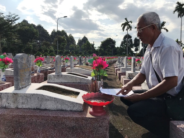 Ông Nguyễn Ngọc Sương, Ủy viên Ban liên lạc truyền thống Trung đoàn 25 - Tây Nguyên đang  đối chiếu kết quả danh tính hài cốt liệt sỹ tại lô E - Nghĩa trang Liệt sỹ tỉnh. 