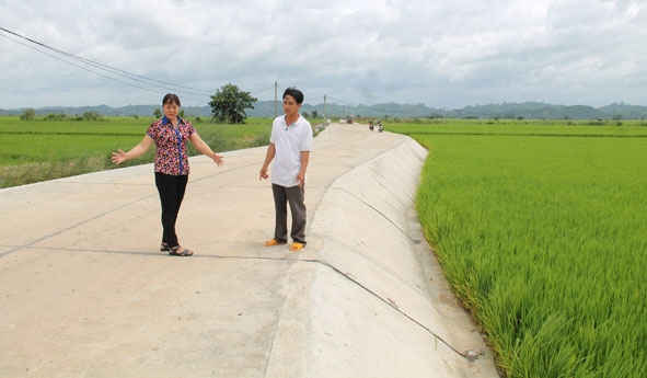 Người dân ở xã Buôn Tría hiến đất để bê tông hóa đường nội đồng. 