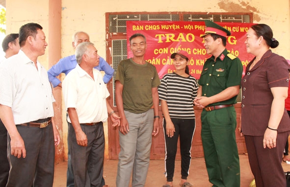 Ban Chỉ huy Quân sự và cán bộ Hội LHPN huyện Cư M’gar thăm hỏi đời sống người dân buôn Pốk B,  thị trấn Ea Pốk.  Ảnh: N. Xuân