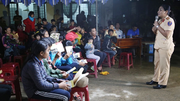 Trung tá H’Dona Êban tuyên truyền, phổ biến Luật GTĐB tại xã Ea Trul (huyện Krông Bông). 
