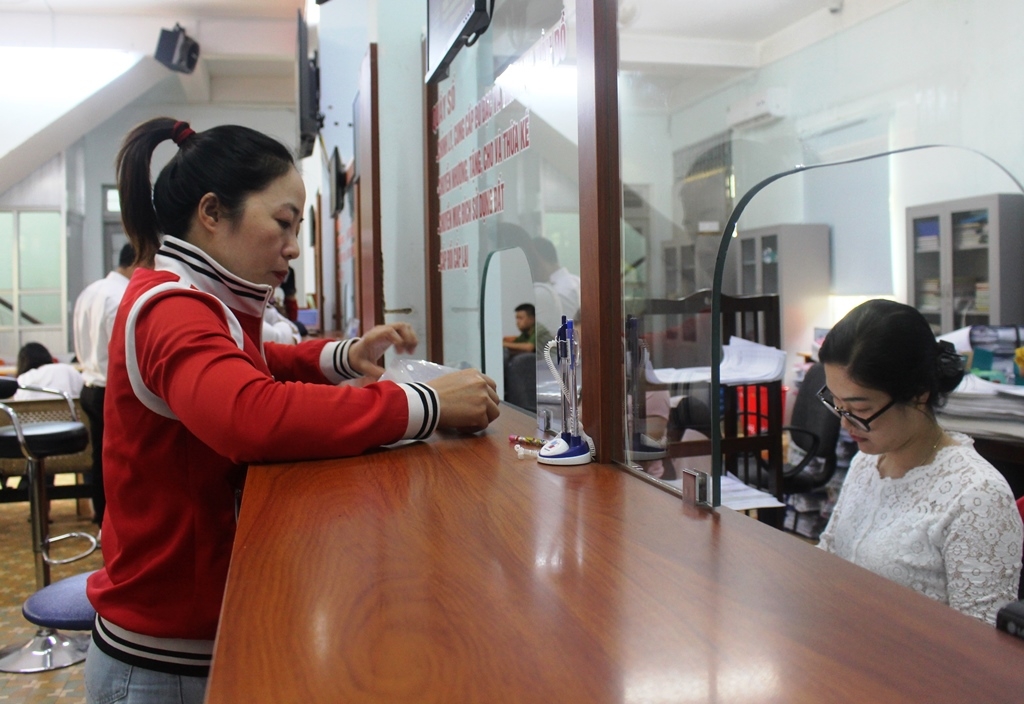 Giải quyết hồ sơ thủ tục hành chính cho người dân tại Bộ phận tiếp nhận và trả kết quả - UBND thị xã Buôn Hồ.