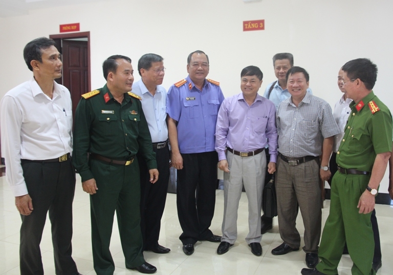 Phó Bí thư Thường trực Tỉnh ủy Phạm Minh Tấn (thứ 5 từ trái sang) trao đổi cùng các đại biểu tham dự hội nghị.