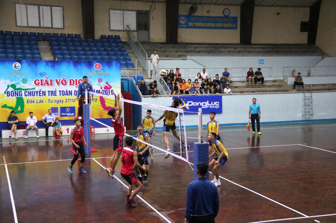 Các cầu thủ Đắk Lắk (áo vàng) tiếp tục có chiến thắng thứ hai tại giải.