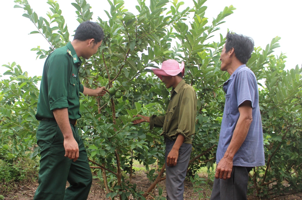 Cán bộ Đồn Biên phòng Ea H'leo thăm hỏi, động viên người dân xã Ia Lốp (huyện Ea Súp) phát triển kinh tế.  